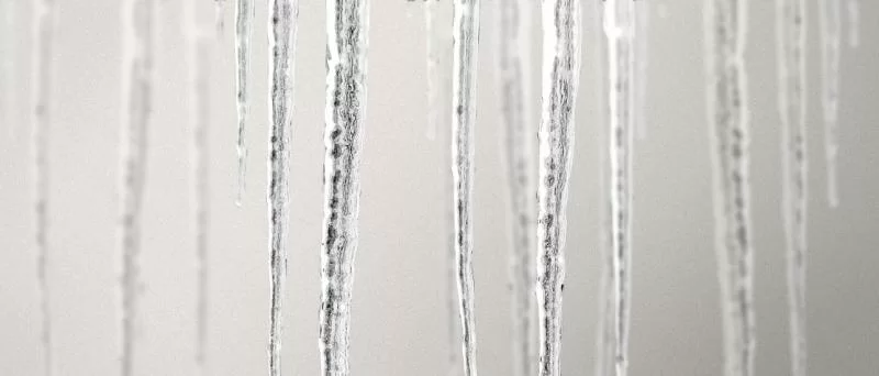 Как избавиться от наледи и сосулек на крыше и почему они образуются?