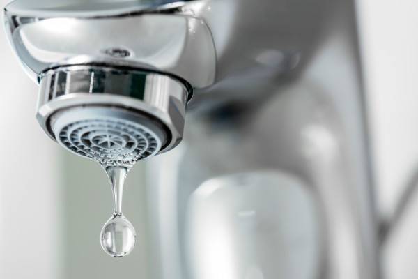 Жители уральского города обнаружили в воде из крана червей