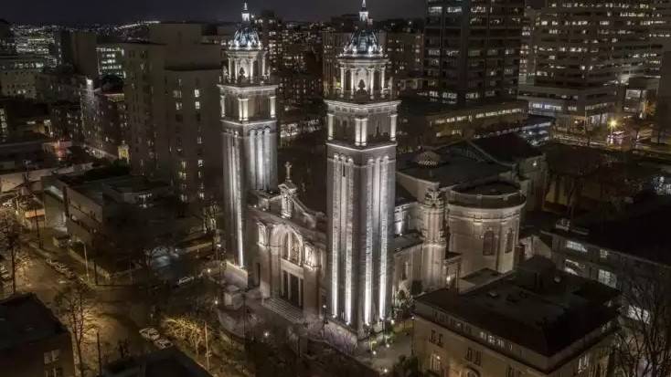 Кафедральный собор St James в Сиэтле оборудовали новым светодиодным освещением
